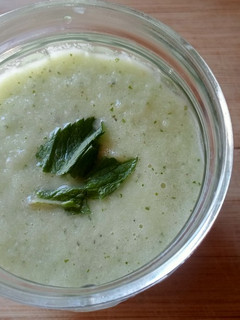 Una foto de Gazpacho de pepino🥒 y hierbabuena🌿