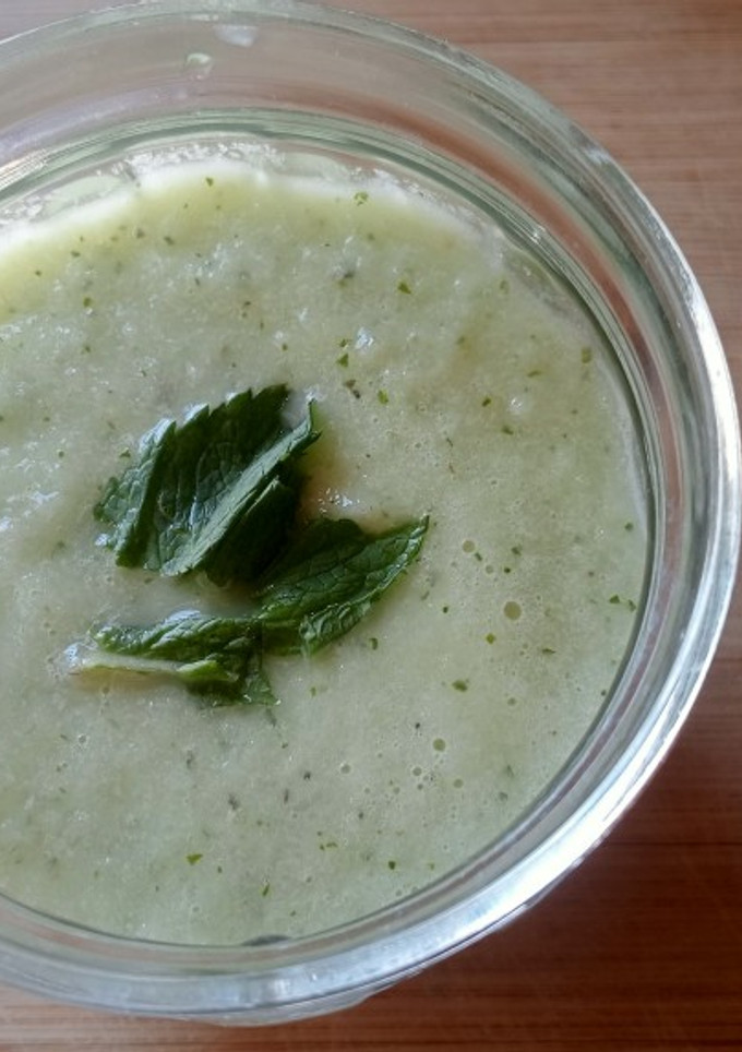 Una foto de Gazpacho de pepino🥒 y hierbabuena🌿