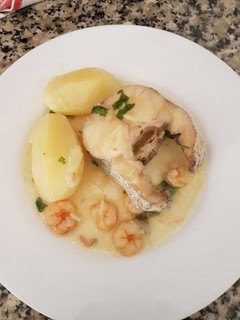 Una foto de Merluza en salsa verde con gambas