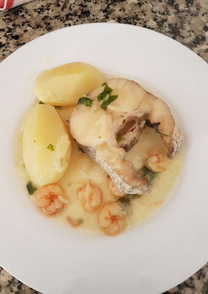 Una foto de Merluza en salsa verde con gambas