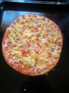 A picture of Hawaiian pizza.