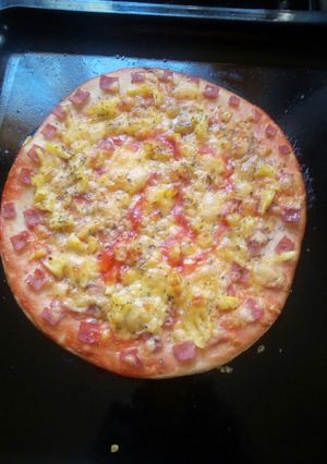 A picture of Hawaiian pizza.