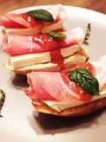 Crostini με brie και prosciutto