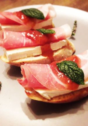 Φωτογραφία της συνταγής Crostini με brie και prosciutto