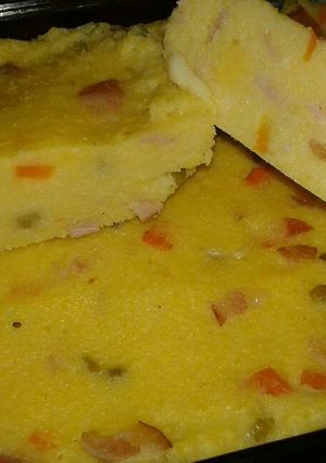Una foto de Polenta con mermelada de tomate