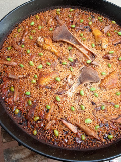 Una foto de Paella de codillo alemán, alitas de pollo y edamame