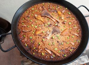 Una foto de Paella de codillo alemán, alitas de pollo y edamame