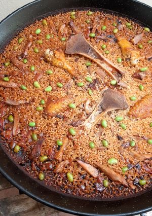 Una foto de Paella de codillo alemán, alitas de pollo y edamame