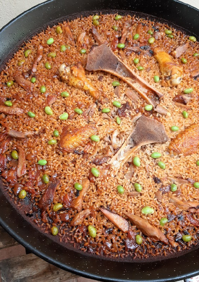 Una foto de Paella de codillo alemán, alitas de pollo y edamame