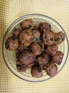 મેથી ના તળેલાં મૂઠિયાં (Methi Na Fried Muthiya Recipe In Gujarati) રેસીપી મુખ્ય ફોટો