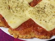 Una foto de masa de pizza con garbanzos