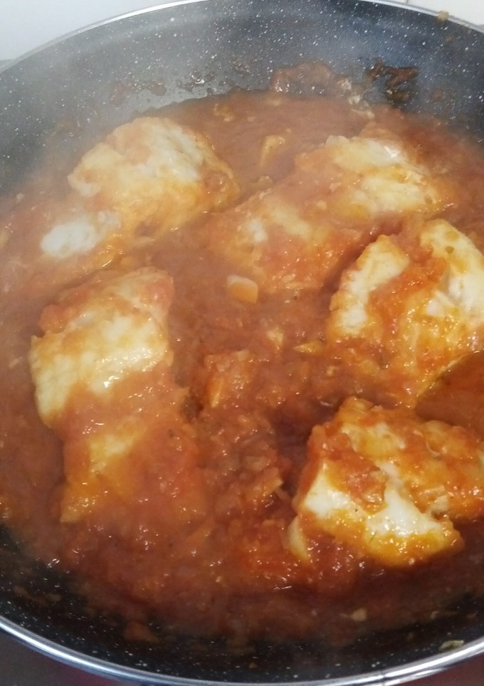 Una foto de Bacalao con tomate y carne de pimiento choricero