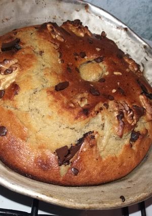 Una foto de Budín con nueces y chocolate