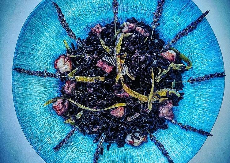 Riso nero alla lavanda, gamberi e limone caramellato