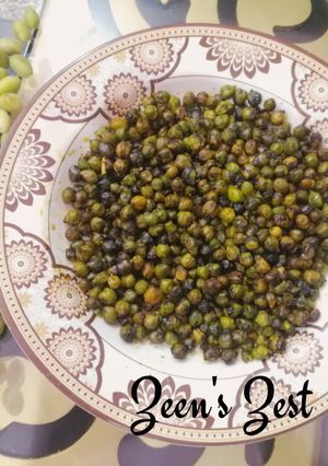 A picture of Hara Chana or Fried Green Chickpeas.