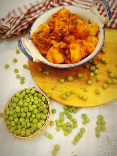 মটরশুঁটি দিয়ে নিরামিষ আলুর দম(niramish aloor dum recipe in Bengali) রেসিপির প্রধান ছবি