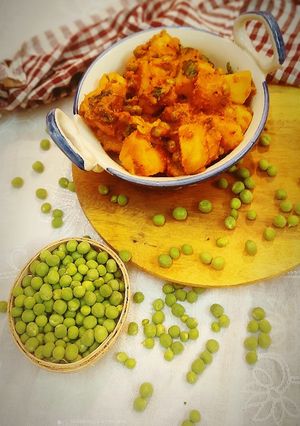 মটরশুঁটি দিয়ে নিরামিষ আলুর দম(niramish aloor dum recipe in Bengali) রেসিপির প্রধান ছবি