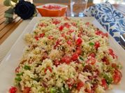 Una foto de couscous con fruta
