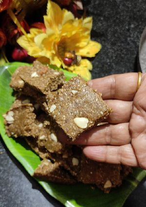 स्वादिष्ट तिळगुळ वडी (Tilgul Vadi Recipe In Marathi) रेसिपी चे मुख्य फोटो 