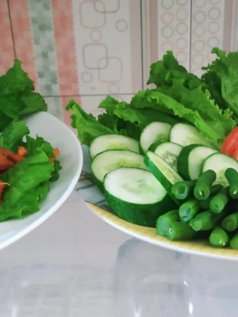 Cara Gampang Membuat Resep Ayam penyet crispy bumbu mentah dan lalapan segar yang Sempurna Anti Ribet, Mantap