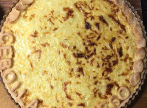 Una foto de Tarta de cebolla y queso con masa quebrada