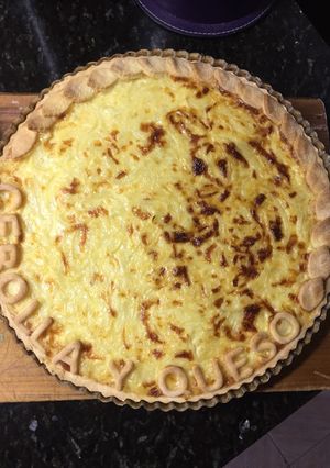 Una foto de Tarta de cebolla y queso con masa quebrada