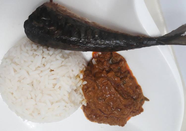 Boiled rice with carrot sauce and fish