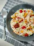 Ensalada de arroz con pollo crunchy