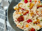 Una foto de ensalada de arroz con pollo