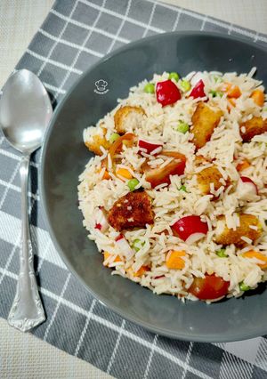 Una foto de Ensalada de arroz con pollo crunchy
