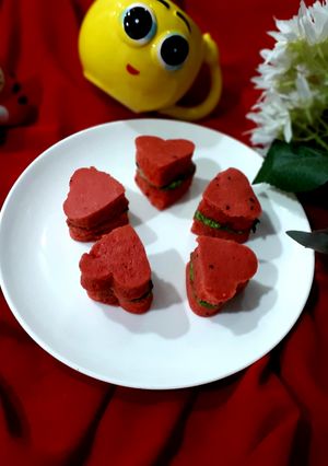 রেড ভেলভেট ঢোকলা স্যান্ডউইচ (red velvet dhokla sandwich recipe in Bengali) রেসিপির প্রধান ছবি