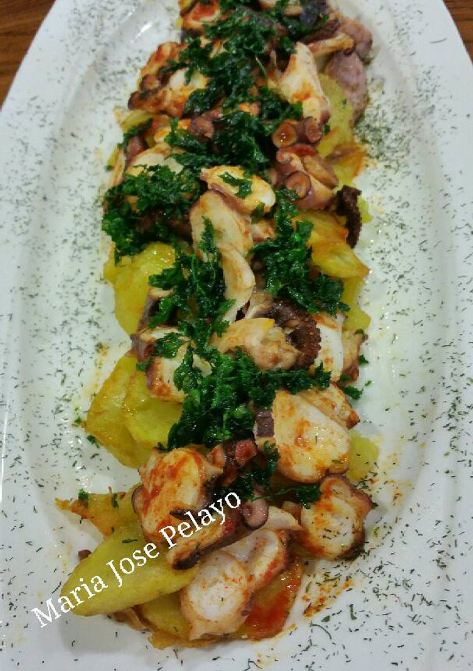 Una foto de Pulpo al ajillo con crujiente de perejil y patata