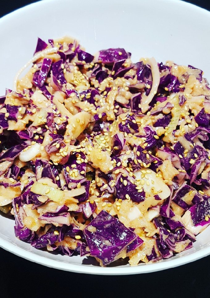 Una foto de Ensalada de lombarda con aliño light y sésamo