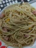 Espagetti con jamón y maíz