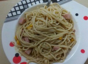 Una foto de Espagetti con jamón y maíz