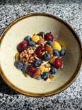 Bữa Sáng Healthy Với Sữa Chua, Granola, Việt Quất, Chà Là Tươi, Cherry, Hạt Chia Và Mật Ong