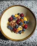 Bữa Sáng Healthy Với Sữa Chua, Granola, Việt Quất, Chà Là Tươi, Cherry, Hạt Chia Và Mật Ong