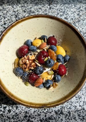 Hình của món Bữa Sáng Healthy Với Sữa Chua, Granola, Việt Quất, Chà Là Tươi, Cherry, Hạt Chia Và Mật Ong.