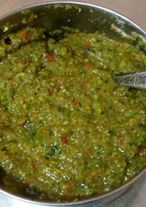 A picture of Mint and green chole chutney.
