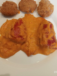 Una foto de Salsa y pimiento del piquillo relleno