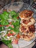 Bifecitos de pollo con ensalada