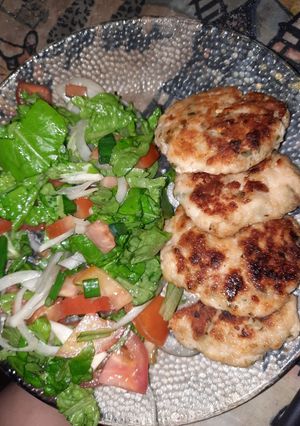 Una foto de Bifecitos de pollo con ensalada