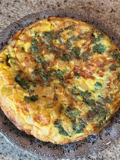 Una foto de Tortilla de patatas, cebolla y culantro