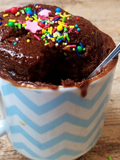 Una foto de Brownie a la taza con 3 ingredientes