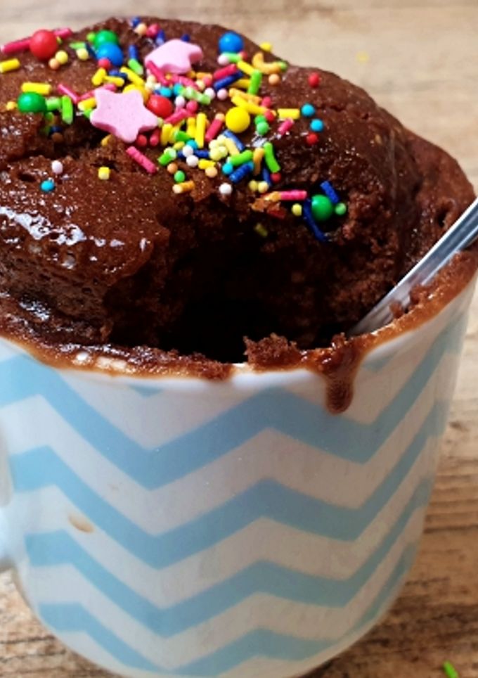 Una foto de Brownie a la taza con 3 ingredientes