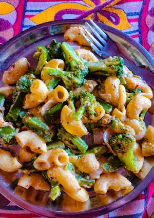 A picture of Broccoli pasta with cheese mayo.