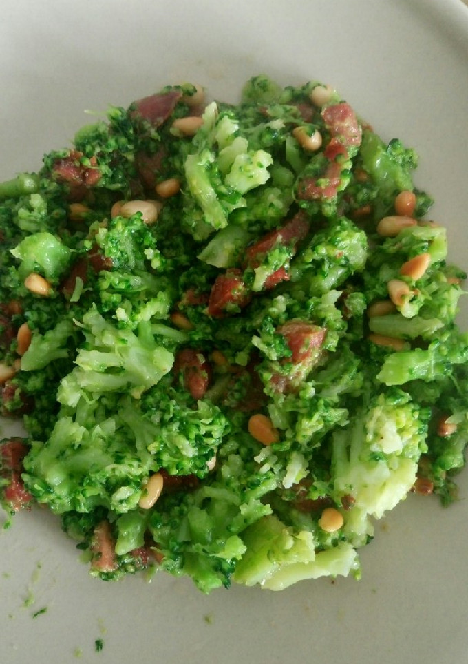 Una foto de Receta expres! Brócoli con piñones y jamón