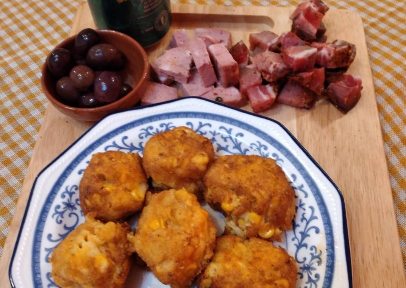 Bollitos de puré de papa, batata y choclo rebozados con paprika