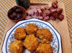 Una foto de Bollitos de puré de papa, batata y choclo rebozados con paprika