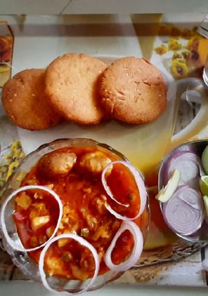 A picture of Undhiyu and Chaapdi Gujju special.